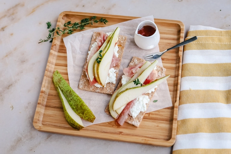 Crackers met cottage cheese, peer & rauwe ham