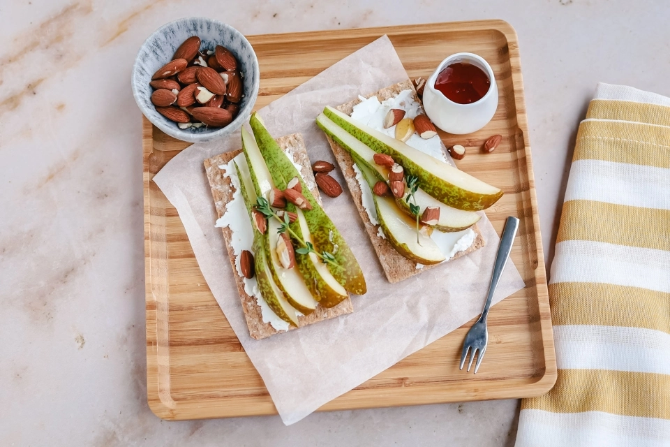 Crackers met geitenkaas & peer
