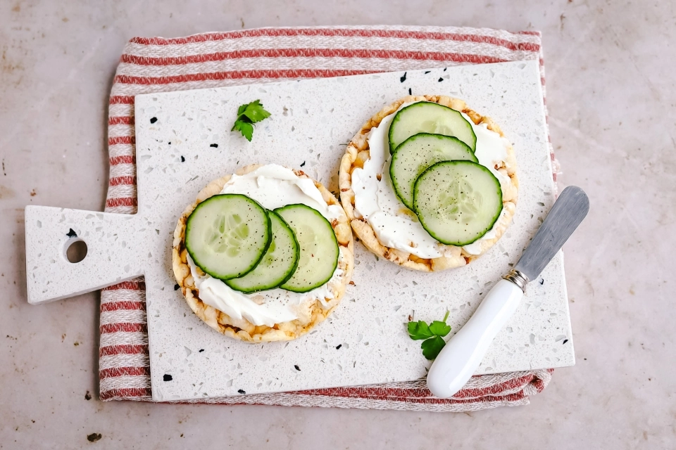 Maïswafels met zuivelspread & komkommer