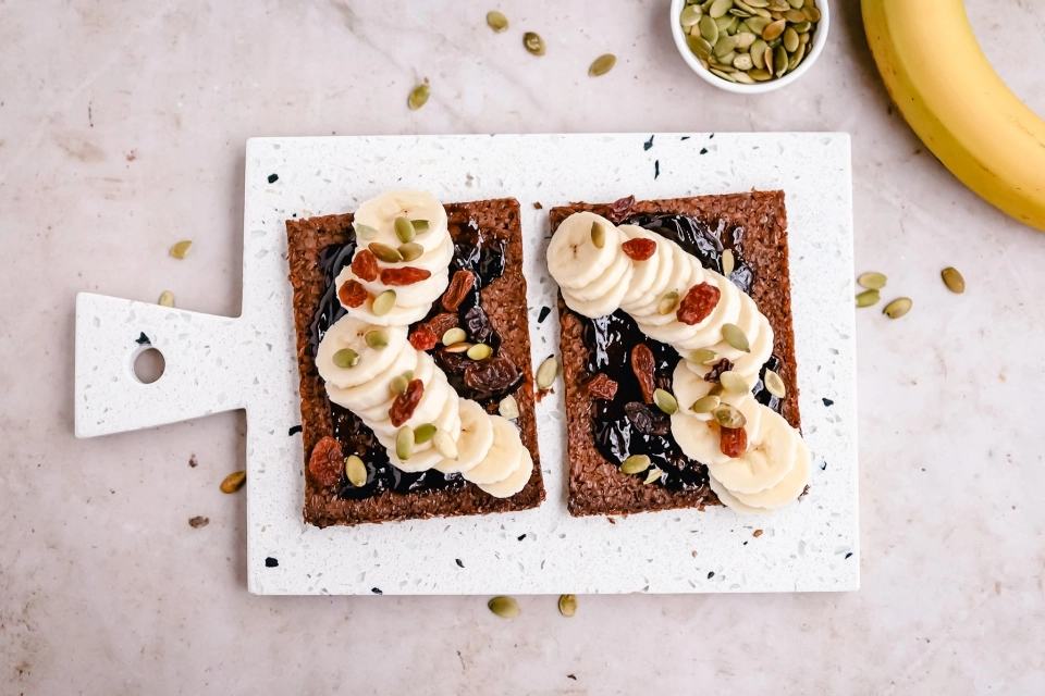 Roggebrood met appelstroop, banaan & rozijnen