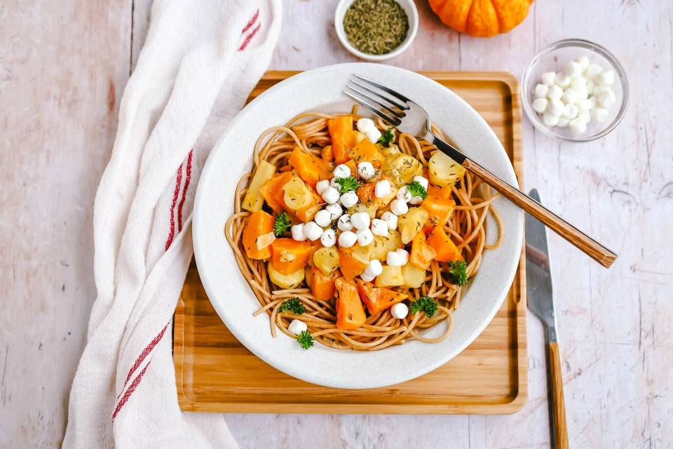 Spaghetti met pompoen, pastinaak & geitenkaas