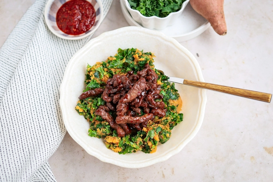 Zoete aardappel-boerenkool stamppot met runderreepjes