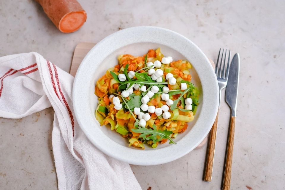 Zoete aardappel-prei stamppot met geitenkaas