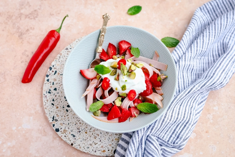 Pittige aardbeien salade met gemengde noten