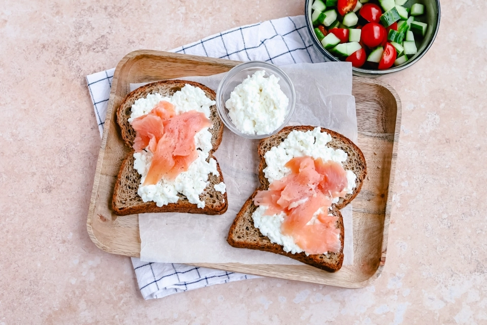 Brood met cottage cheese & gerookte zalm