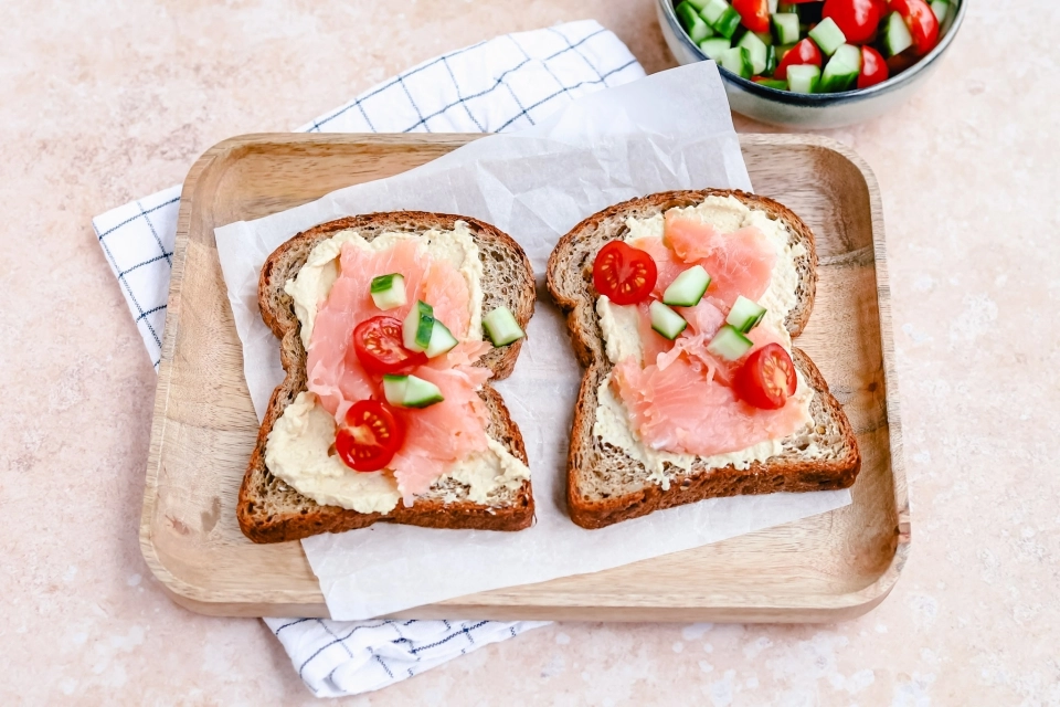 Brood met hummus & gerookte zalm