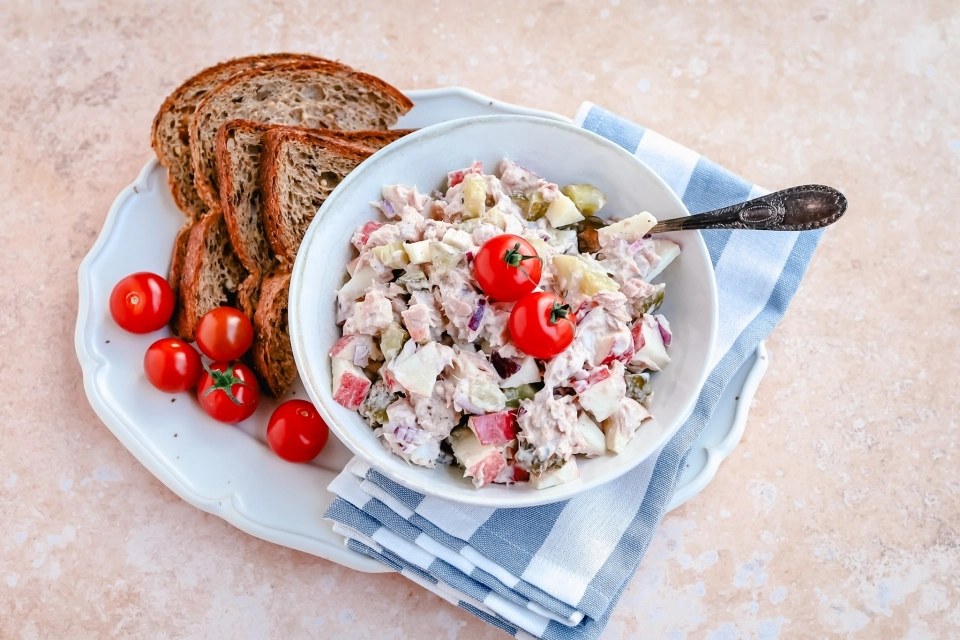 Brood met salade van tonijn, augurk & appel