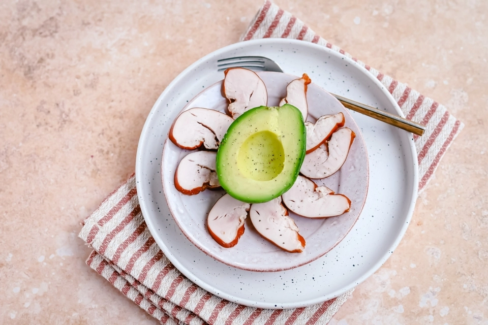 Plakjes gerookte kipfilet met avocado