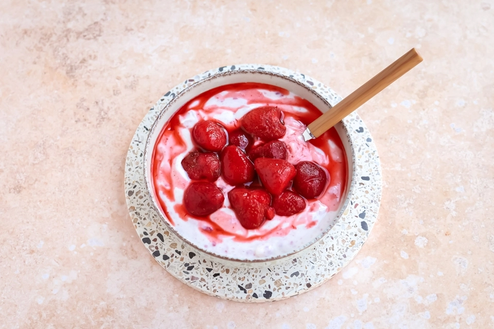 Kwark met jam & warme aardbeien