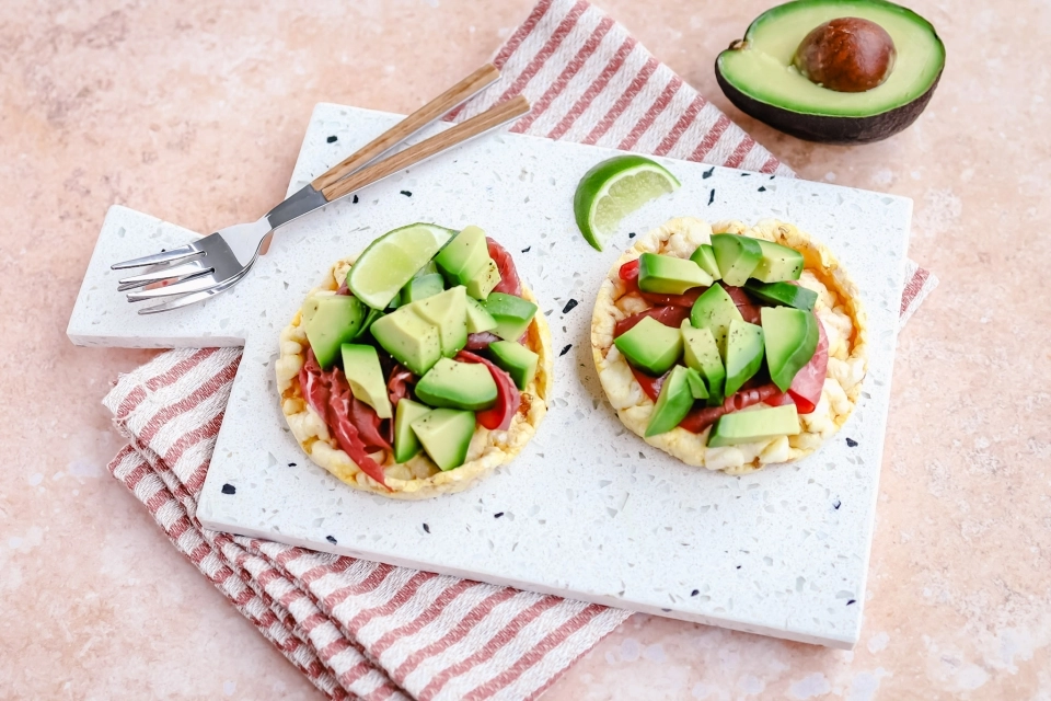 Maïswafels met rookvlees & avocado