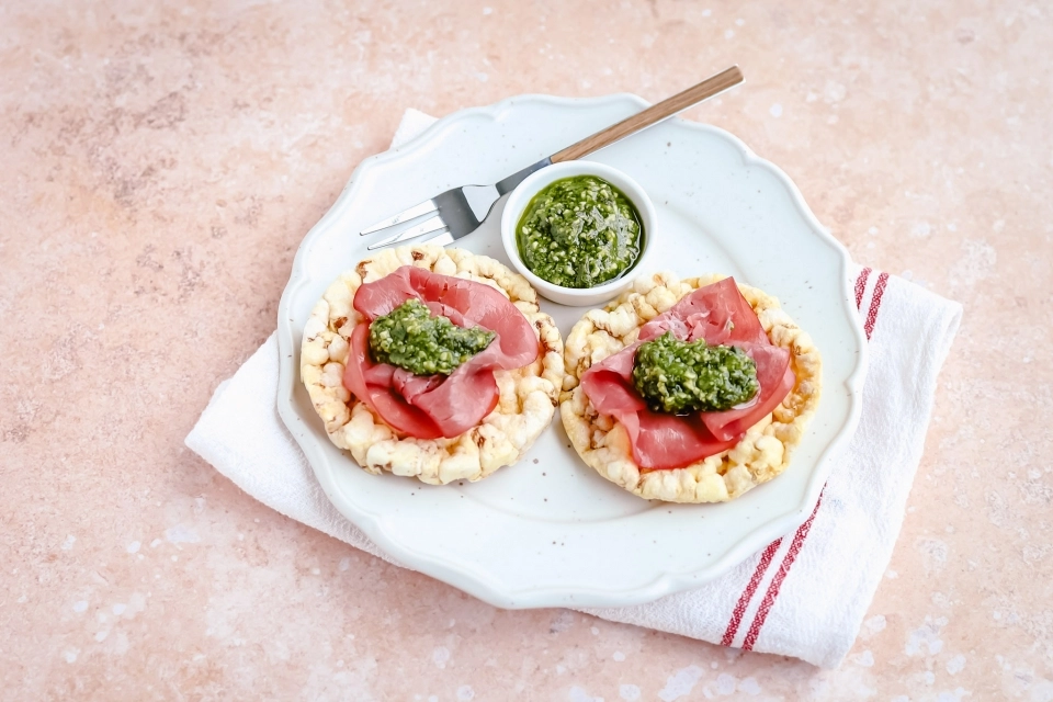 Maïswafels met rookvlees & pesto