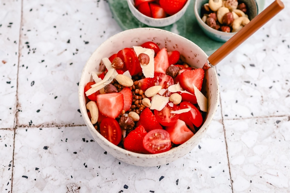 Makkelijke salade met linzen & aardbeien