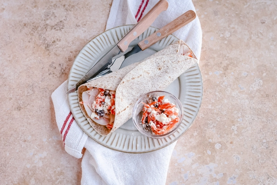 Wrap met cottage cheese, rozijnen & kalkoenfilet