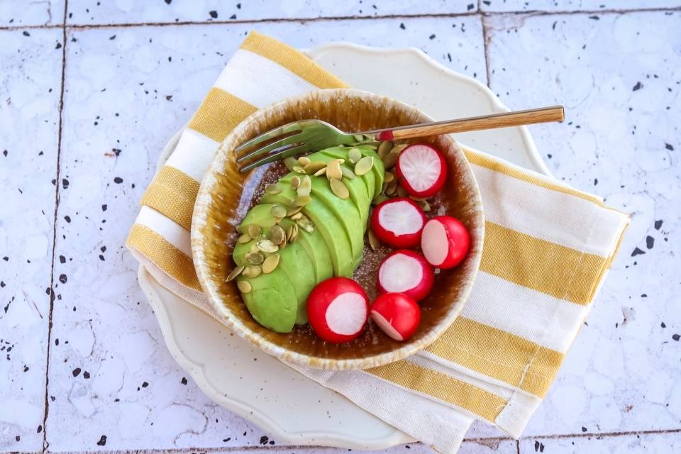 Avocado met pompoenpitten & radijsjes