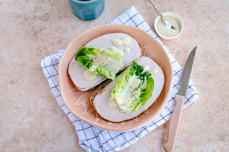 Brood met kalkoenfilet & kerriesausje