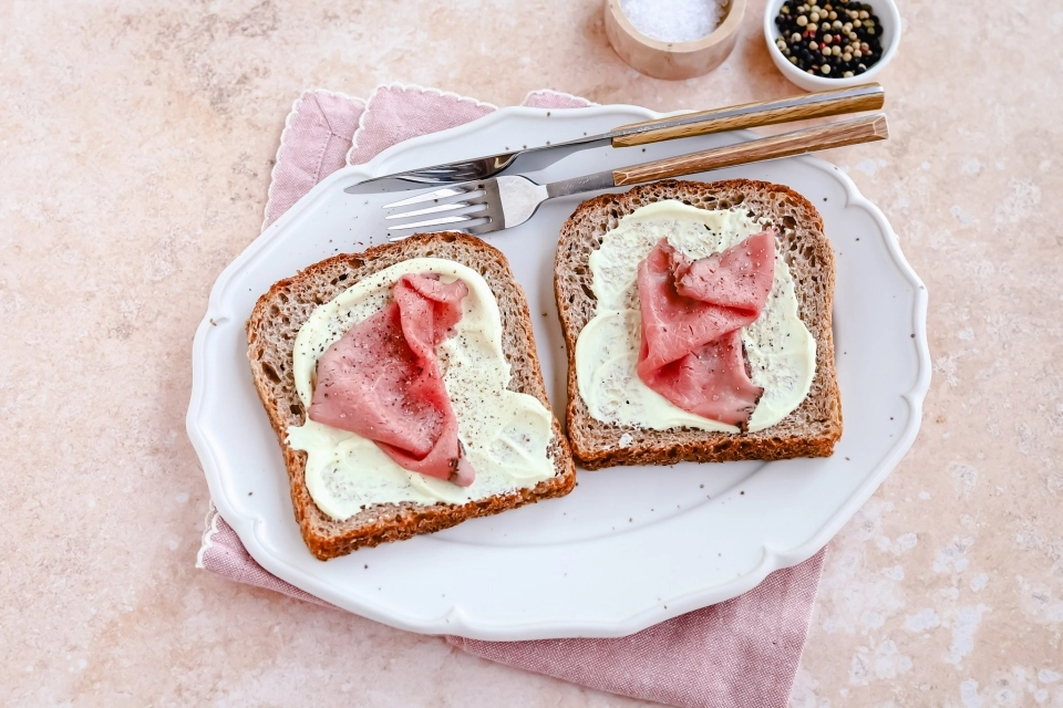 Brood met rosbief & yoghurtsausje