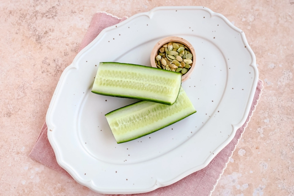 Komkommer met pompoenpitten