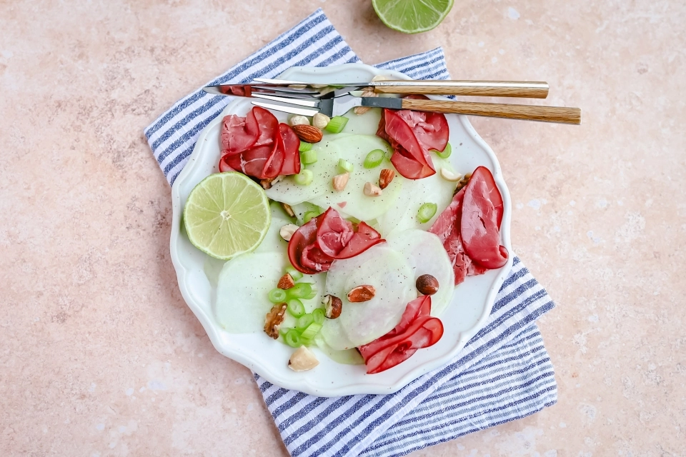 Koolrabi met runderrookvlees & gehakte noten