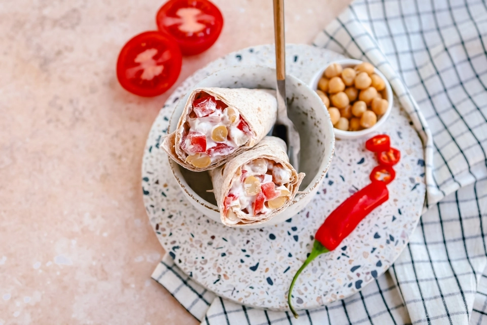 Pittige kikkererwten wrap met tomaat