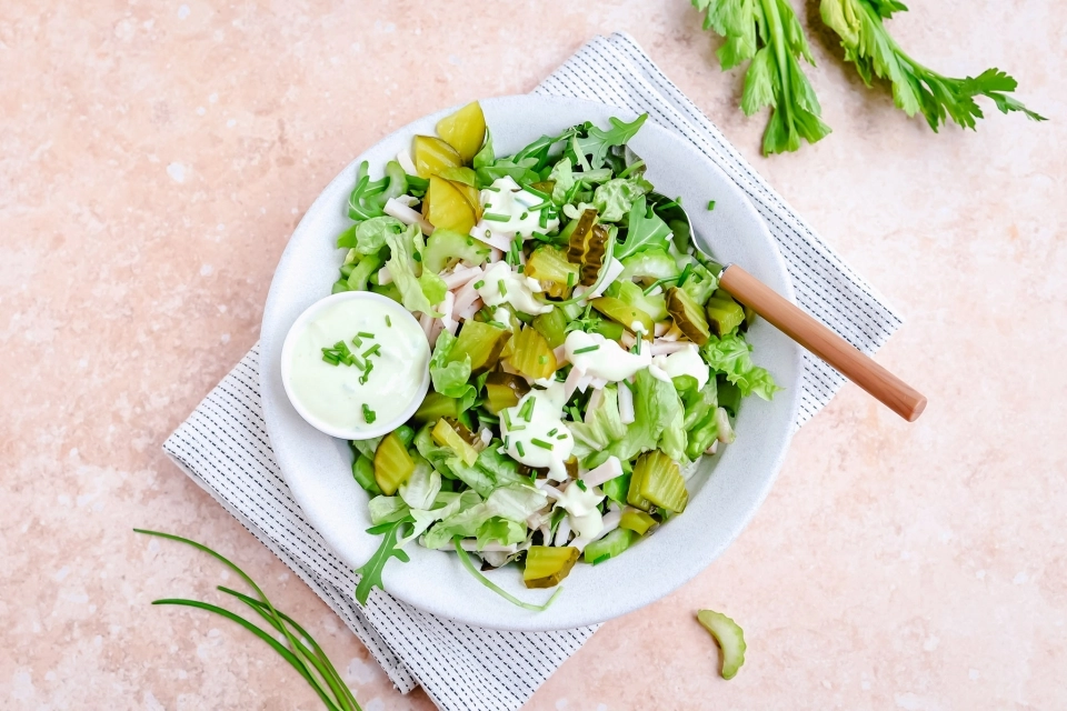 Salade met hamblokjes & bleekselderij