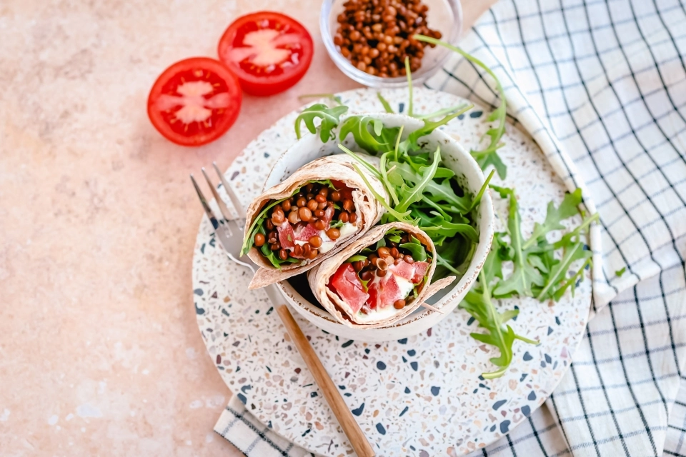 Wrap met linzensalade & kerrie-kokosricotta