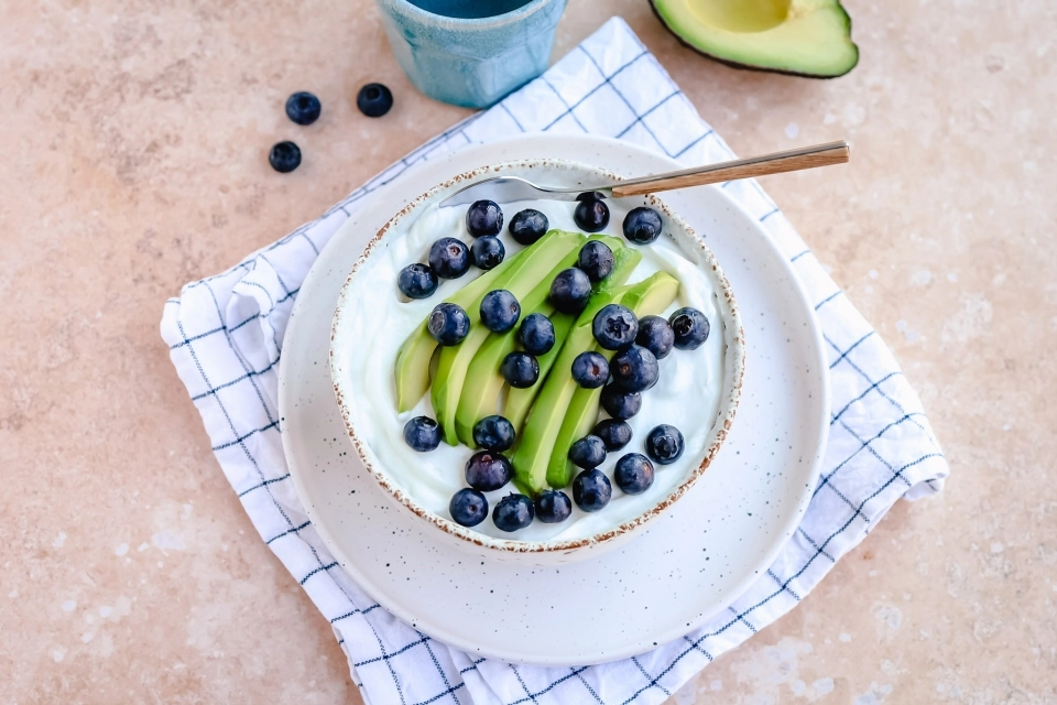 Yoghurt met avocado & blauwe bessen