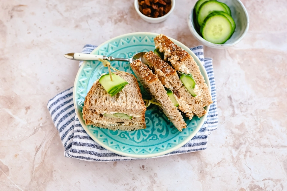 Clubsandwich met pindakaas, cottage cheese & kokos