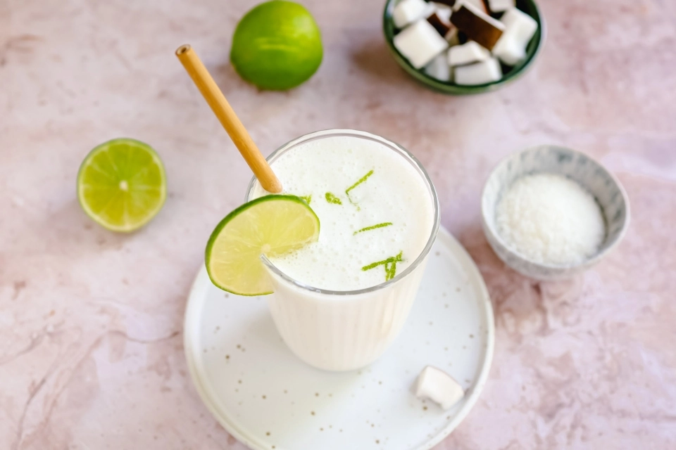 Frisse kokos ontbijt smoothie