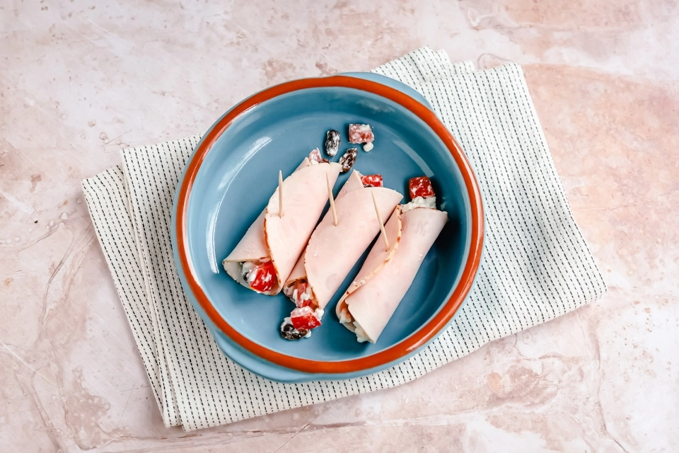 Kalkoenrolletjes met cottage cheese & rozijnen