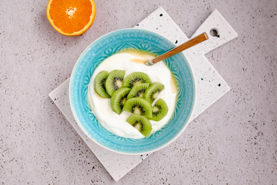 Kwark met sinaasappelsap & kiwi