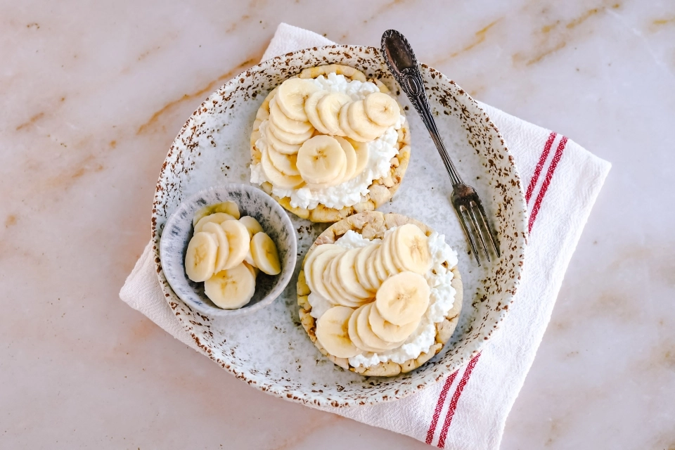 Maïswafels met cottage cheese & banaan