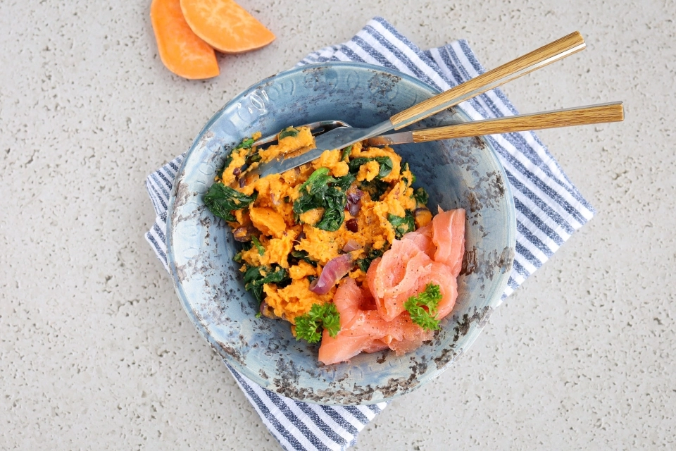 Stamppot van zoete aardappel met gerookte zalm