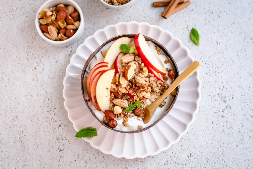 Yoghurt met noten, muesli & appel