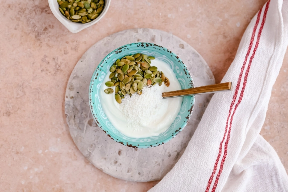 Yoghurt met pompoenpitten & geraspte kokos