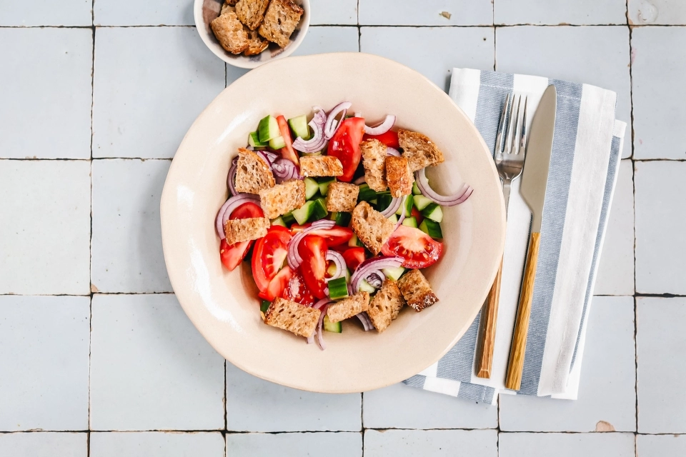 Italiaanse salade met stukjes brood