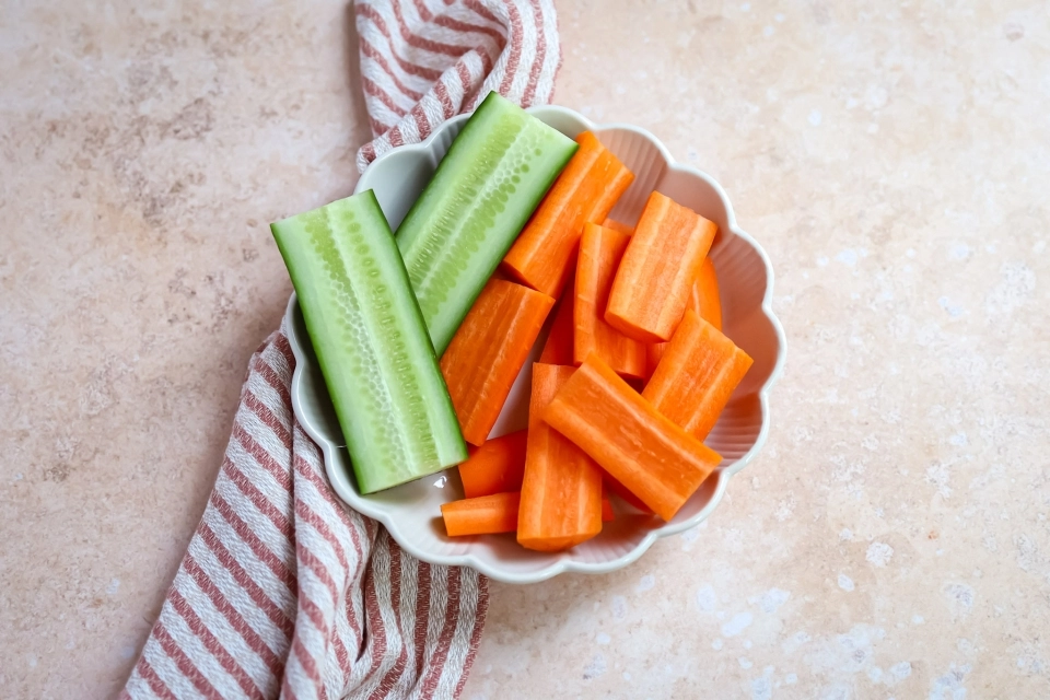 Komkommer met worteltjes