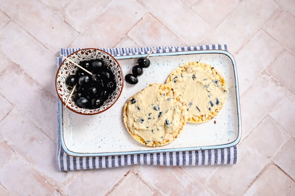 Maïswafels met hummus & olijven