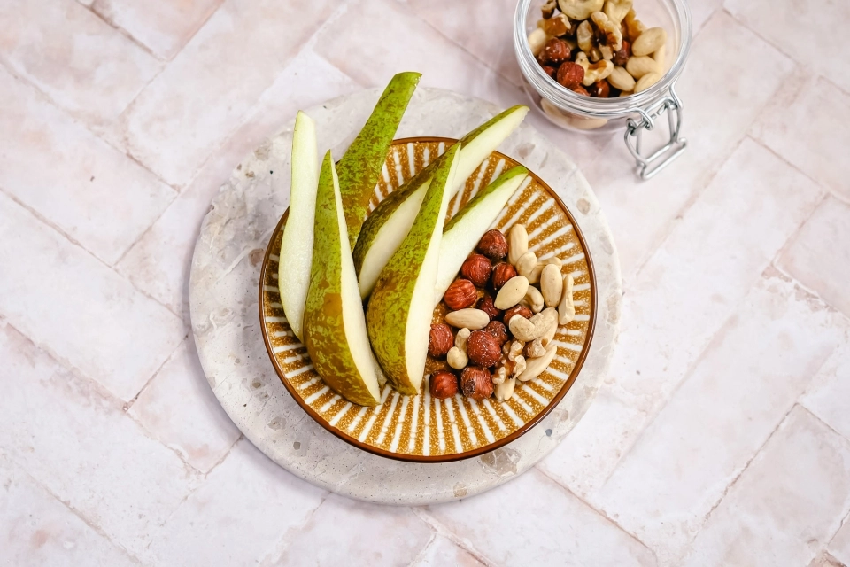 Peer met handje noten