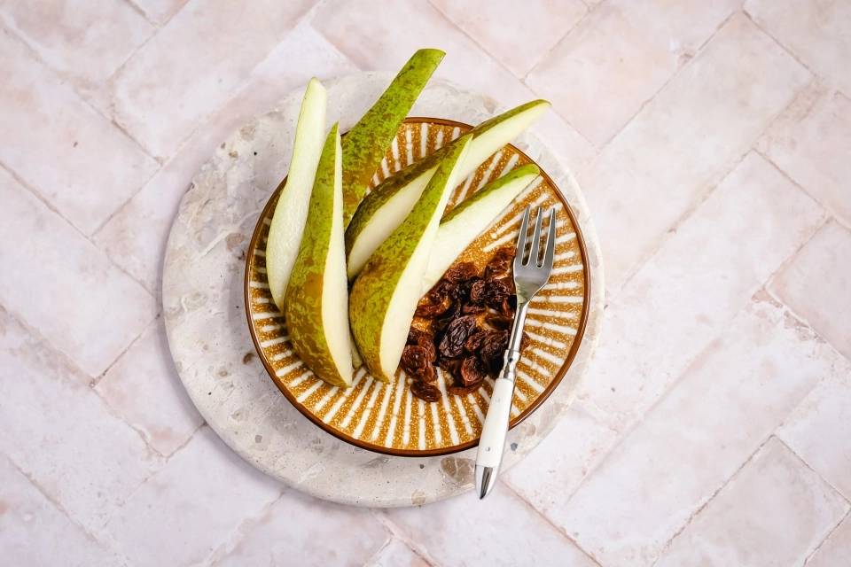 Peer met handje rozijnen