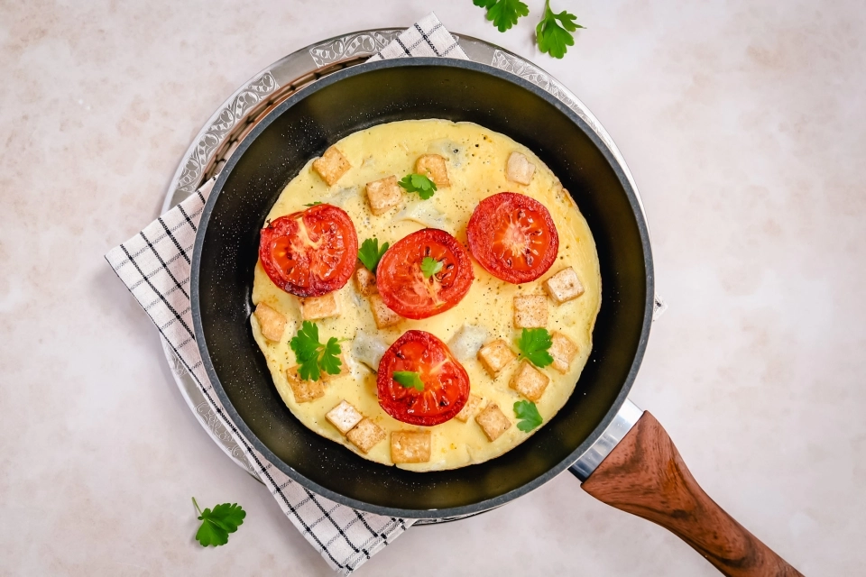 Stevige tofu omelet met gebakken tomaat