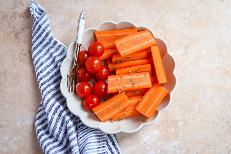 Worteltjes met cherry tomaten