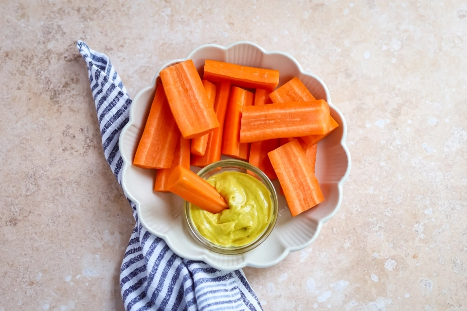 Worteltjes met mosterddipje