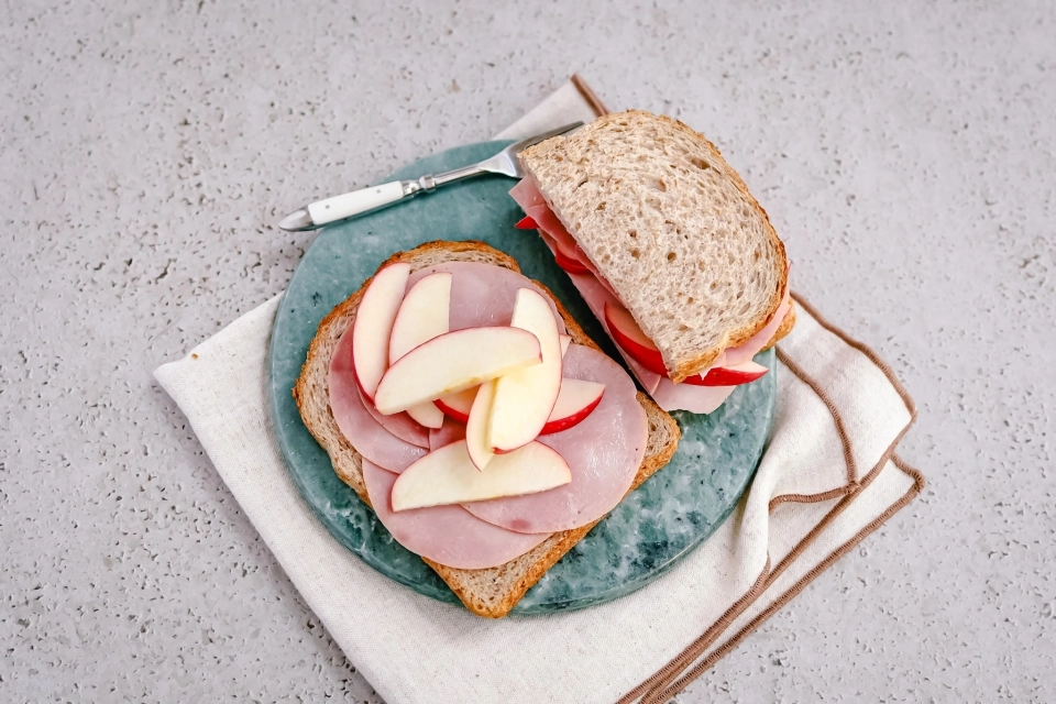 Brood met achterham & appel