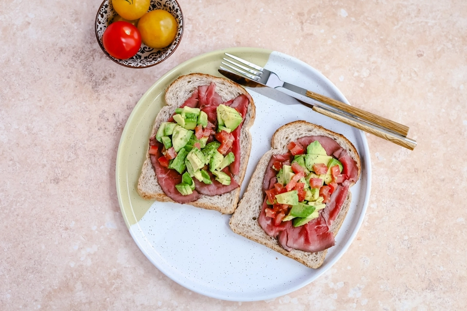 Brood met rosbief, avocado & tomaat