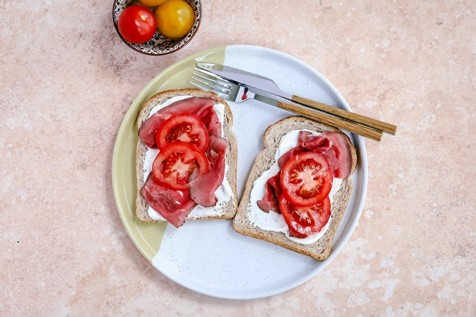 Brood met zuivelspread & rosbief