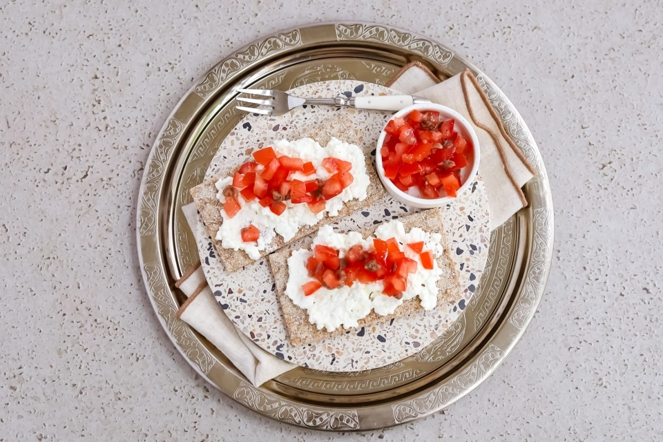 Crackers met cottage cheese & tomatentapenade