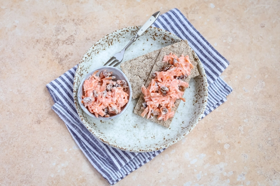 Crackers met wortel & rozijnensalade