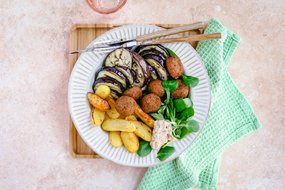 Falafel bowl met ras el hanout krieltjes & aubergine