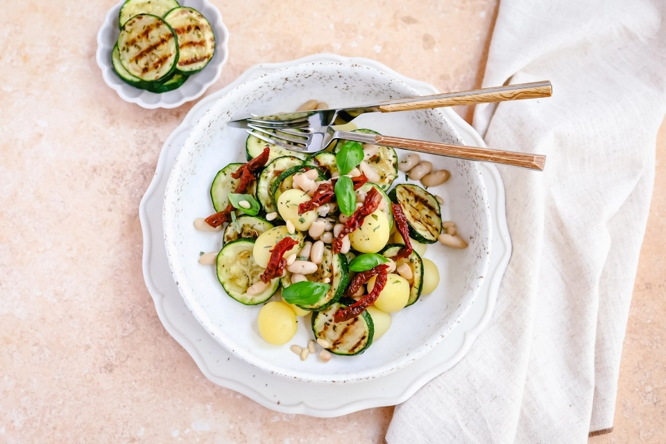 Lauwwarme salade van krieltjes, courgette & cannellini bonen