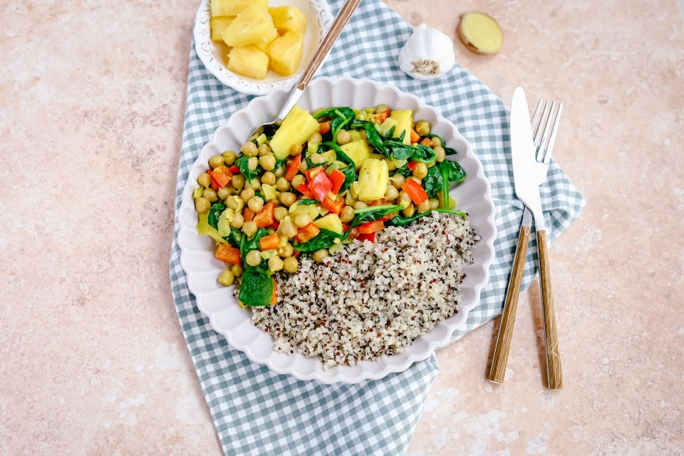 Quinoa met kikkererwten-ananas curry
